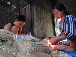 Perajin Tempe Rembang Tetap Produksi: Kurangi Ukuran Agar Tak Merugi