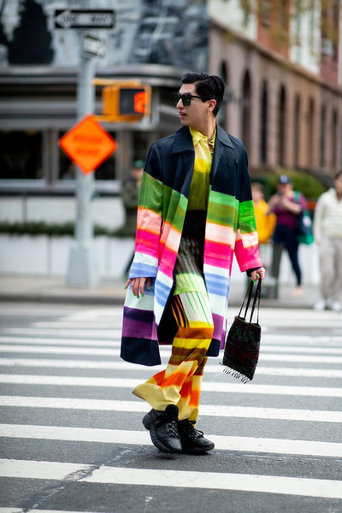 Selain tampilan two-toned, nuansa full color juga membuat kesatuan yang fun. Mulai dari kemeja, celana, hingga overcoat yang dipadankan dengan aksesori serba hitam. Foto: livingly.com/ImaxTree
