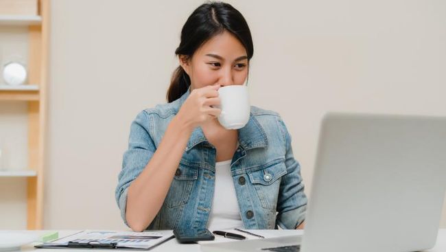 4 Tips Anti Rebahan Biar Tetap Produktif di Musim Hujan Bekerja dari rumah di musim hujan bisa membuat orang bermalas-malasan, sehingga untuk tetap produktif melakukan sejumlah hal.