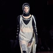Terinspirasi Mitologi Irlandia, Ini 5 Hal Menarik dari Koleksi Simone Rocha di London Fashion Week