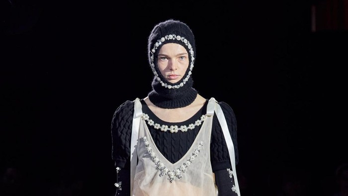 Terinspirasi Mitologi Irlandia, Ini 5 Hal Menarik dari Koleksi Simone Rocha di London Fashion Week Terinspirasi Mitologi Irlandia, Ini 5 Hal Menarik dari Koleksi Simone Rocha di London Fashion Week
