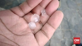Hujan Es Guyur Sebagian Kota Surabaya