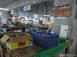 Pedagang Tahu-Tempe di Pasar Kosambi Bandung Mogok Jualan