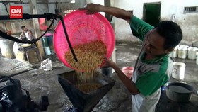 VIDEO: Harga Kedelai Meroket, Produsen Tahu Tradisional PHK Karyawan