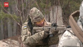 VIDEO: Wanita Ukraina Siap Angkat Senjata Lawan Rusia