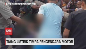 VIDEO: Tiang Listrik Tumbang Timpa Pengendara Motor