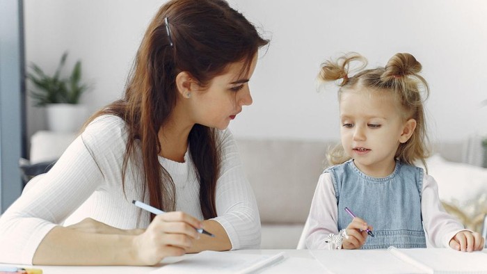 Anak Bilingual Lebih Mudah Dapat Nilai Tinggi di Sekolah, Ini 4 Tips Ajarkan Bahasa Asing Sejak Dini!