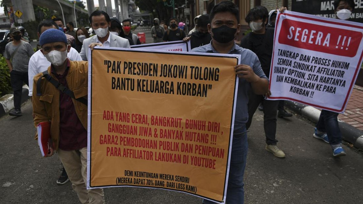 FOTO: Unjuk Rasa Korban Binomo di Mabes Polri