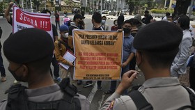 FOTO: Unjuk Rasa Korban Binomo di Mabes Polri