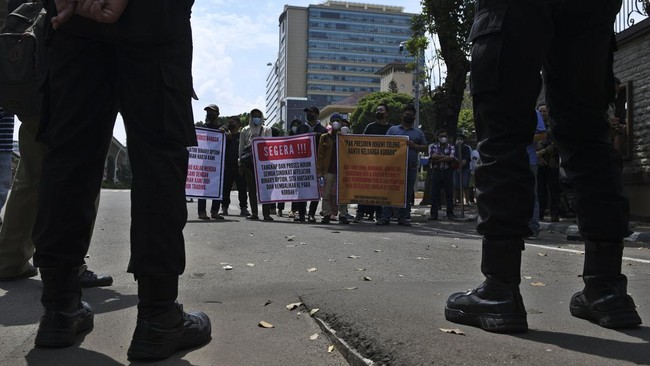 FOTO: Unjuk Rasa Korban Binomo di Mabes Polri