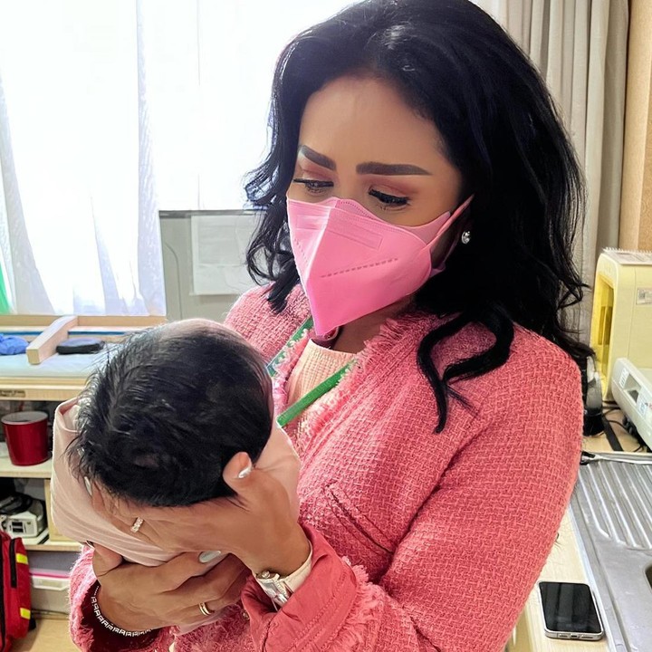 <p>Atta dan Aurel dikaruniai seorang bayi perempuan yang saat ini kerap dipanggil Baby A. Kehadiran Baby A juga disambut penuh suka cita oleh keluarga, termasuk sang nenek, Krisdayanti. (Foto: Instagram @krisdayantilemos)</p>