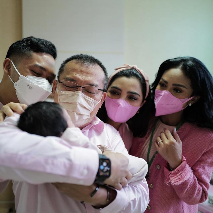 <p>Krisdayanti mengunggah momen saat mantan suaminya, Anang Hermansyah, menggendong sang cucu nih. Dalam potret itu juga terlihat istri dan anak kedua Anang, Ashanty dan Azriel Hermansyah. (Foto: Instagram @krisdayantilemos)</p>