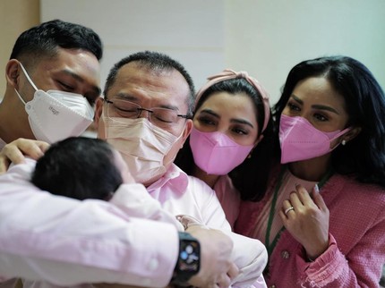 7 Momen Aurel Melahirkan, KD dan Ashanty Kompak Gendong Baby 'A'