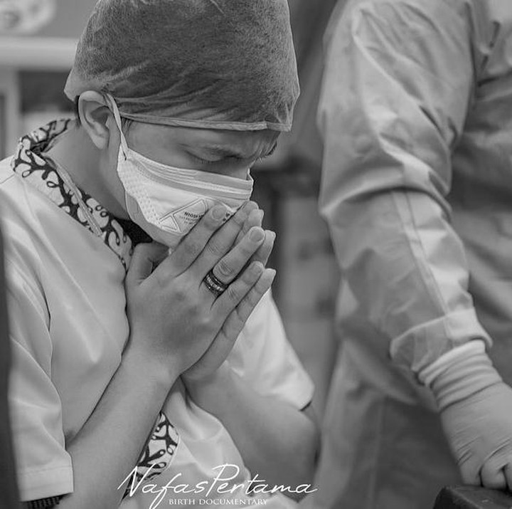 <p>Atta Halilintar tampak berdoa khusyuk sebelum sang istri melahirkan. Ini menjadi momen pertama dan penting dalam hidup Atta yang kini sudah menjadi seorang ayah. (Foto: Instagram @attahalilintar)</p>