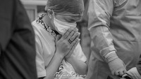 <p>Atta Halilintar tampak berdoa khusyuk sebelum sang istri melahirkan. Ini menjadi momen pertama dan penting dalam hidup Atta yang kini sudah menjadi seorang ayah. (Foto: Instagram @attahalilintar)</p>