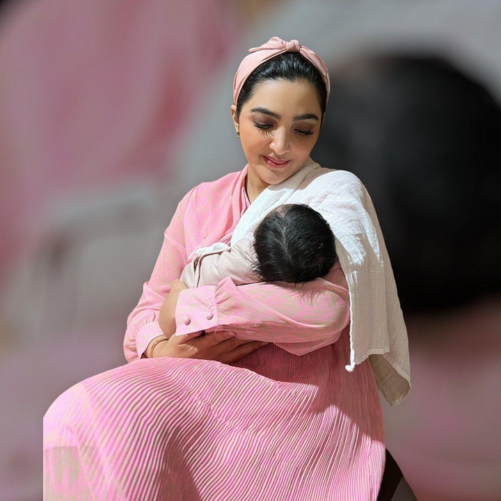 <p>Dalam akun Instagram miliknya, Ashanty juga mengunggah foto saat menggendong Baby A, Bunda. Ashanty terlihat sedang tersenyum memandang wajah cucu pertamanya itu. (Foto: Instagram @ashanty_ash)</p>