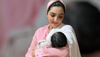 <p>Dalam akun Instagram miliknya, Ashanty juga mengunggah foto saat menggendong Baby A, Bunda. Ashanty terlihat sedang tersenyum memandang wajah cucu pertamanya itu. (Foto: Instagram @ashanty_ash)</p>
