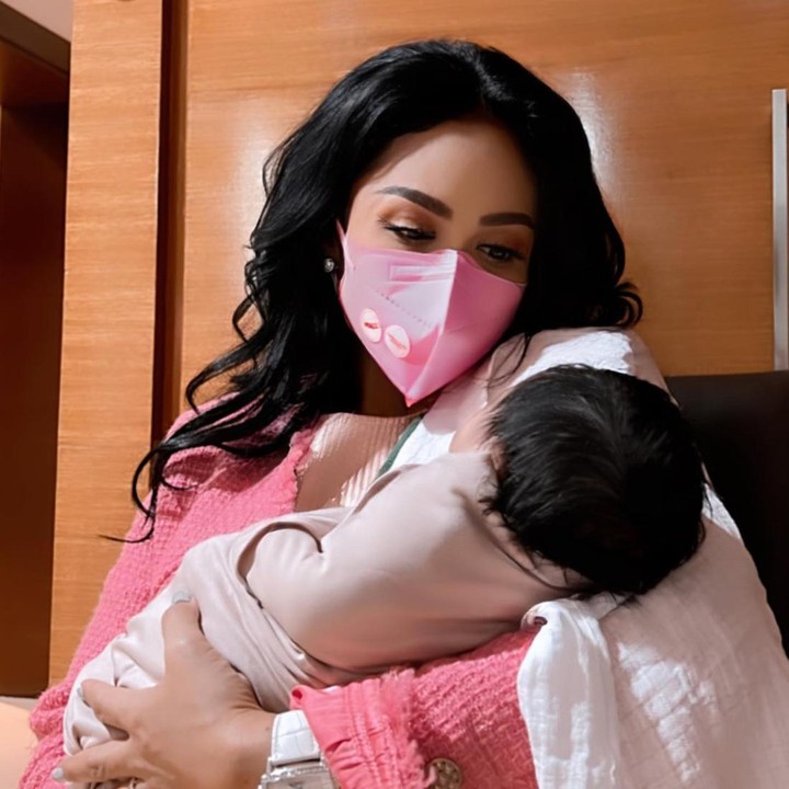<p>Krisdayanti juga tak mau kalah nih. Ibunda Aurel ini membagikan beberapa potret dirinya saat menggendong Baby A. Wanita 46 tahun itu tak henti melihat wajah cucu perempuannya. (Foto: Instagram @krisdayantilemos)</p>