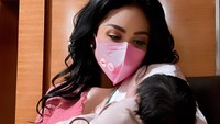 <p>Krisdayanti juga tak mau kalah nih. Ibunda Aurel ini membagikan beberapa potret dirinya saat menggendong Baby A. Wanita 46 tahun itu tak henti melihat wajah cucu perempuannya. (Foto: Instagram @krisdayantilemos)</p>