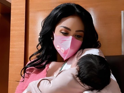 KD Rela Potong Kuku Demi Asuh Cucu Pertama, Ternyata Ini Manfaatnya untuk Newborn