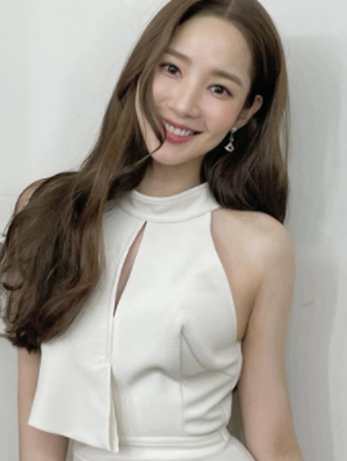 Bingung mau pakai baju apa untuk kondangan? Dress putih jadi pilihan yang paling tepat karena dapat membuat kamu terlihat makin elegan, Beauties./ foto: instagram.com/rachel_mypark