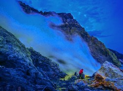 Jam Buka Kawah Ijen Bikin Wisatawan Harus Ngebut ke Puncak demi Blue Flame