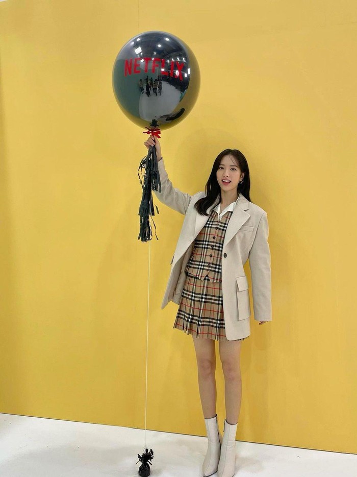 Bona memulai debutnya di industri hiburan sebagai member girl grup WJSN pada 25 Februari 2016 dan aktif hingga sekarang. Di grup Bona berperan sebagai rapper, penari utama, dan juga visual./ Foto: instagram.com/bn_95819