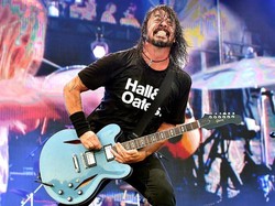 Dave Grohl Cerita Momen Aneh Usai Kurt Cobain Meninggal