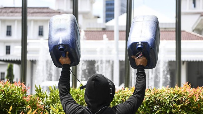 Puluhan warga Muara Angke, Kelurahan Pluit, Kecamatan Penjaringan, Jakarta Utara, mendatangi Balai Kota DKI sambil membawa jeriken kosong, Selasa (22/2).