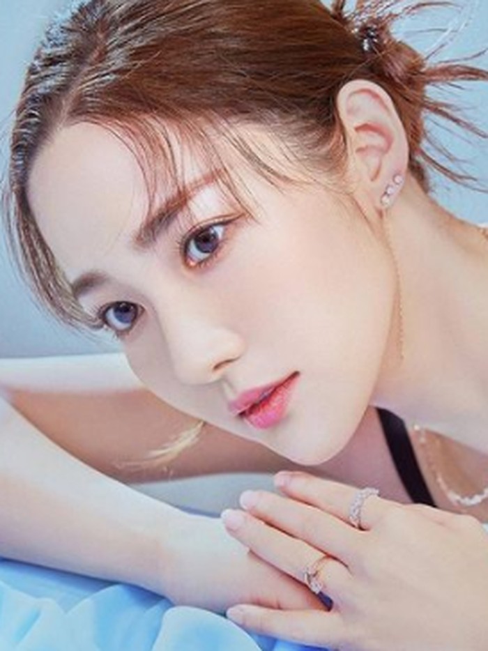 Dengan paras cantik dan aura yang memikat, Park Min Young sukses berperan dalam sitkom populer High Kick! di tahun 2006. Lewat serial ini, ia mendapatkan tawaran untuk membintangi drama Korea lainnya./ foto: instagram.com/rachel_mypark