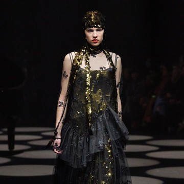 img-title Desainer Favorit Kate Middleton Bawa Tren Busana Transparan yang Elegan di London Fashion Week