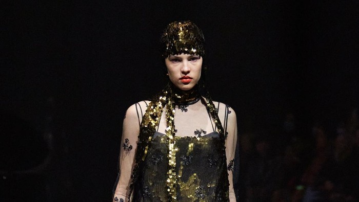 Desainer Favorit Kate Middleton Bawa Tren Busana Transparan yang Elegan di London Fashion Week