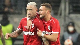 Radja Nainggolan Dihukum Berat Akibat Merokok di Bench Pemain