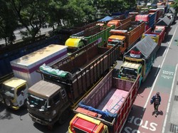 Sopir Truk Pikul Beban Berat: Ongkos Minim, Kena Pungli, Sering Disalahkan