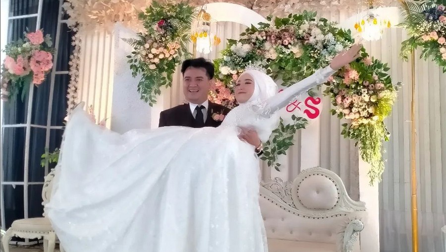Viral foto pengantin yang diduga selingkuhan suami Mawar AFI.
