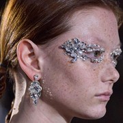 Tren Makeup Mata Dramatis Berhiaskan Bebatuan Ini Ternyata Terinspirasi Cerita Dongeng!