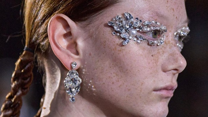 Tren Makeup Mata Dramatis Berhiaskan Bebatuan Ini Ternyata Terinspirasi Cerita Dongeng!