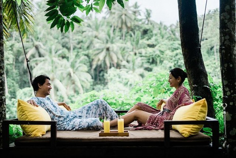 Hesti Purwadinata dan Edo Borne Hesti Purwadinata dan Edo Borne telah mengarungi bahtera rumah tangga selama 12 tahun. Yuk, intip potret bahagia mereka!