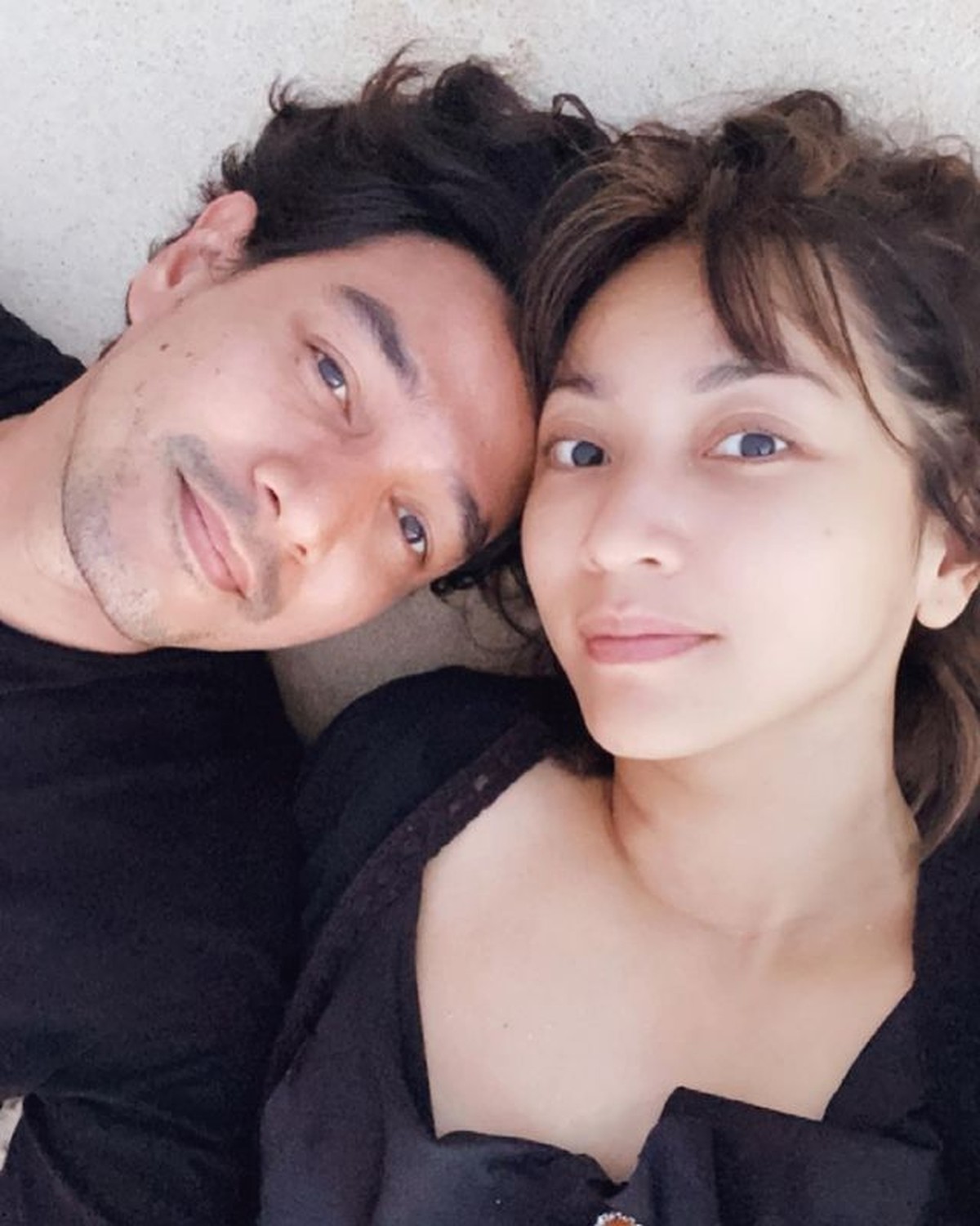 Hesti Purwadinata dan Edo Borne telah mengarungi bahtera rumah tangga selama 12 tahun&period; Yuk&comma; intip potret bahagia mereka&excl;