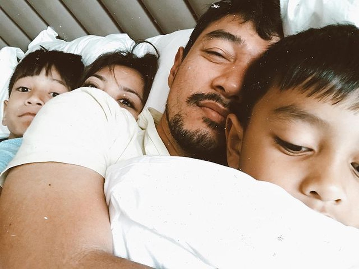 Hesti Purwadinata dan Edo Borne telah mengarungi bahtera rumah tangga selama 12 tahun&period; Yuk&comma; intip potret bahagia mereka&excl;