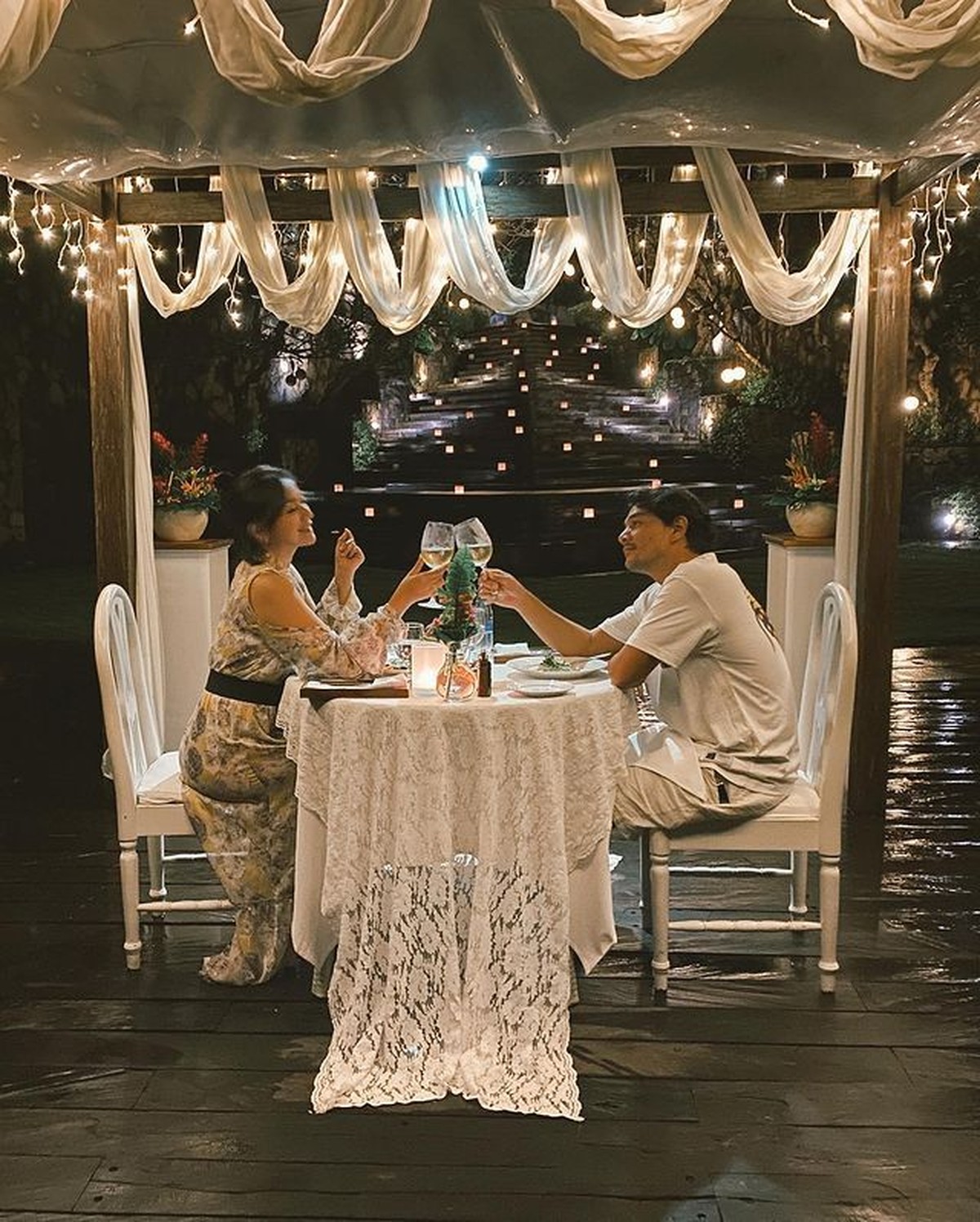 Hesti Purwadinata dan Edo Borne telah mengarungi bahtera rumah tangga selama 12 tahun&period; Yuk&comma; intip potret bahagia mereka&excl;