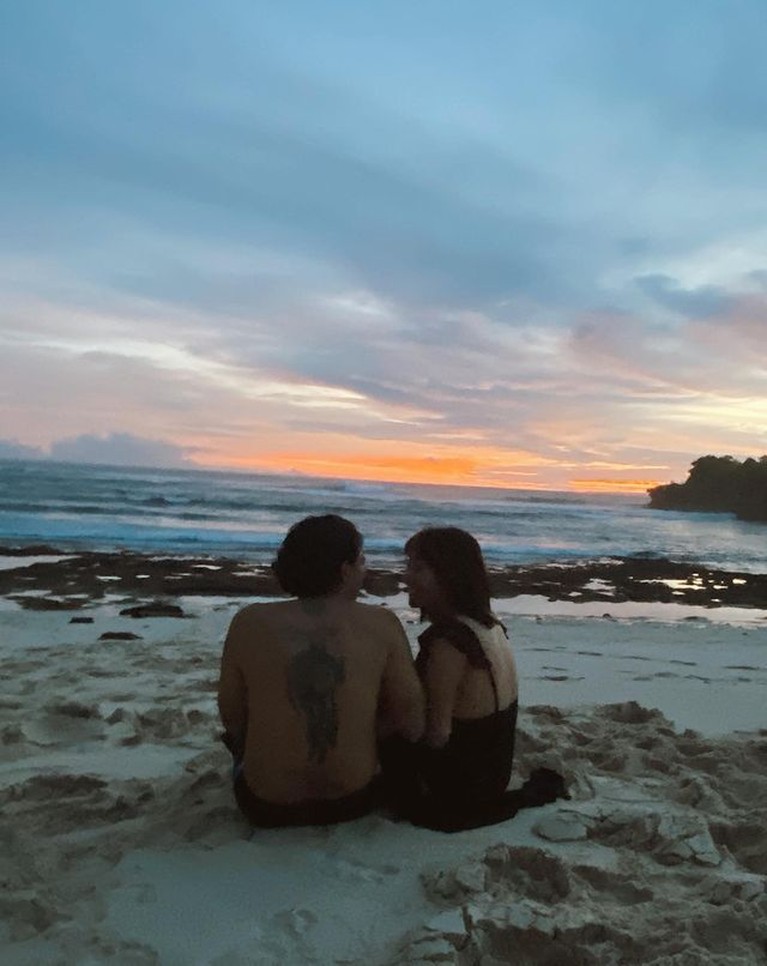 Hesti Purwadinata dan Edo Borne Hesti Purwadinata dan Edo Borne telah mengarungi bahtera rumah tangga selama 12 tahun. Yuk, intip potret bahagia mereka!