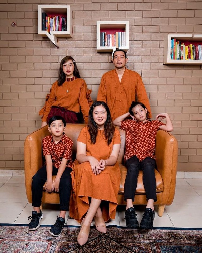Hesti Purwadinata dan Edo Borne telah mengarungi bahtera rumah tangga selama 12 tahun. Yuk, intip potret bahagia mereka!