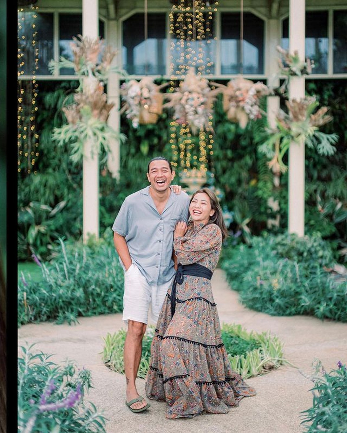 Hesti Purwadinata dan Edo Borne telah mengarungi bahtera rumah tangga selama 12 tahun&period; Yuk&comma; intip potret bahagia mereka&excl;