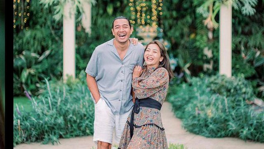 Hesti Purwadinata dan Edo Borne telah mengarungi bahtera rumah tangga selama 12 tahun. Yuk, intip potret bahagia mereka!
