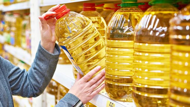 Holding BUMN pangan, ID FOOD, meluncurkan fitur jual beli minyak goreng curah di aplikasi Warung Pangan bagi pedagang dan konsumen.
