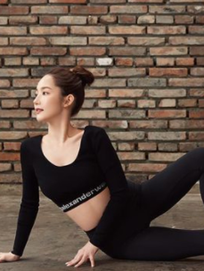 Di musim pandemi seperti sekarang, jangan lupa olahraga! Outfit serba hitam dipadukan dengan sneakers putih bikin kamu terlihat lebih langsing dan makin semangat buat olahraga./ foto: instagram.com/rachel_mypark