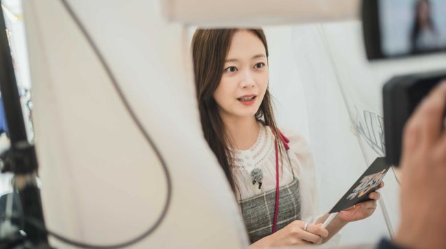 Jeon So-min absen dari The Sixth Sense 3 karena cedera kaki yang kemudian memengaruhi jadwal syuting serial.