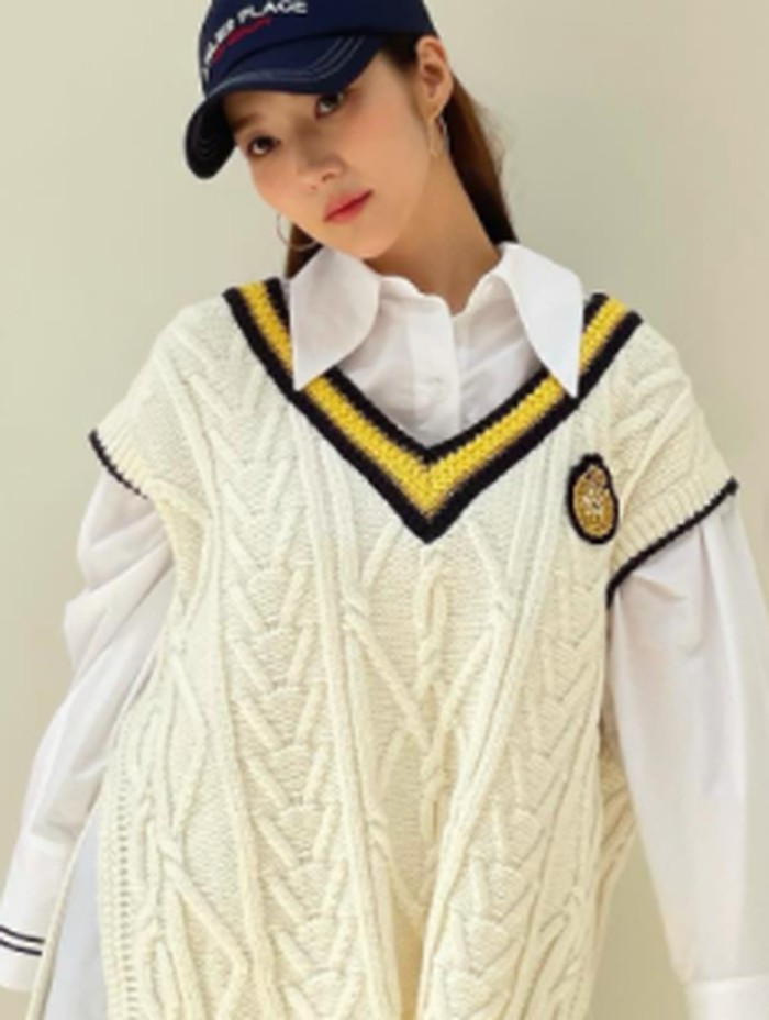 Kalau kamu suka style yang lebih boyish, perpaduan kemeja putih dan vest oversized ini wajib banget kamu coba, Beauties. Terlihat nyaman namun juga keren!/ foto: instagram.com/rachel_mypark