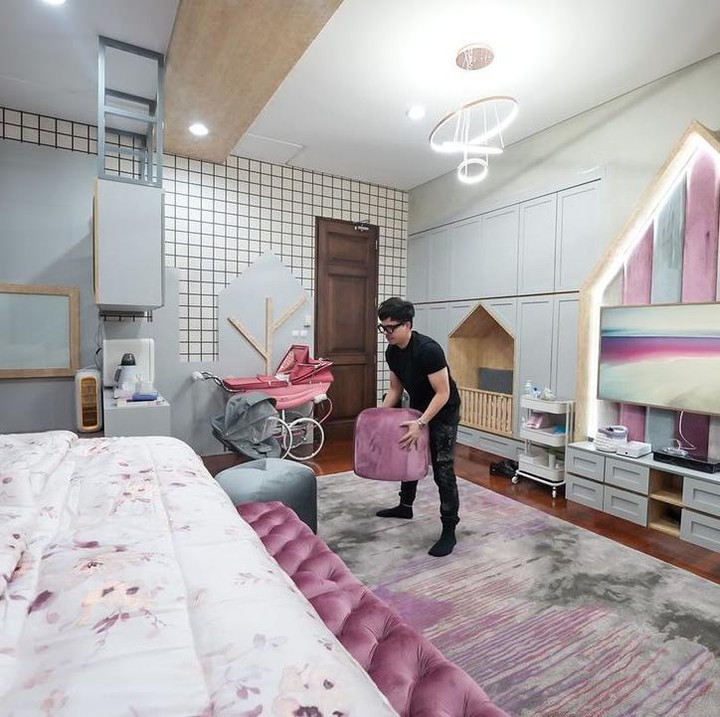 <p>Atta Halilintar dan Aurel Hermansyah tengah diselimuti kebahagiaan karena dikaruniai seorang bayi perempuan Bunda. Bayi cantik itu lahir juga pada tanggal yang cantik yaitu 22-02-2022. Sebelum sang anak lahir, keduanya telah menyiapkan kamar bayi yang cantik, lho. (Foto: Instagram: @attahalilintar)</p>